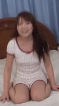 Juguetona asiática milf muestra sus curvas perfectas