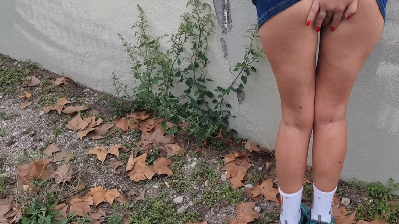 TheloveStory: Heißes mädchen zeigt muschi im freien