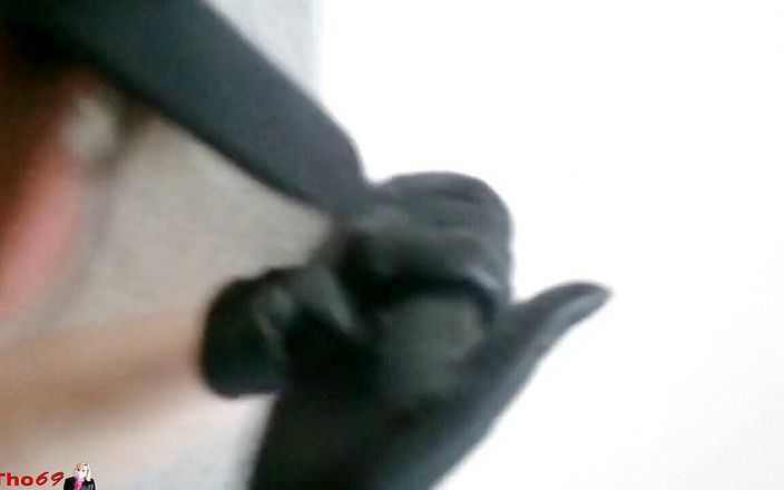 SuTho69: Возбуждаю тебя моими мокрыми черными перчатками