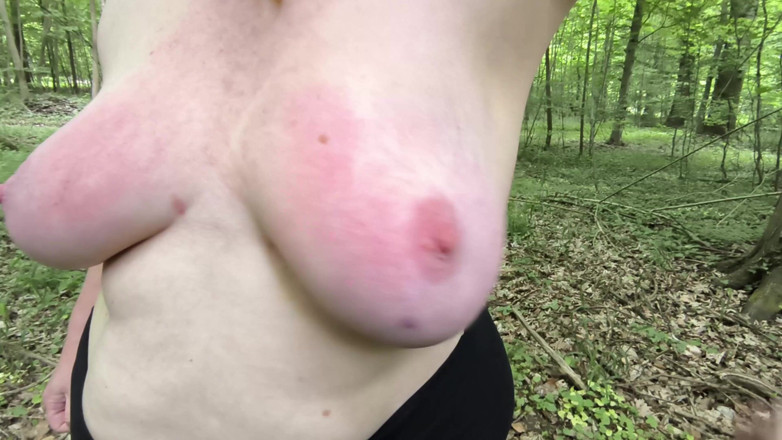 Bouncy Tits Action: Жесткая пощечина вагине в лесу