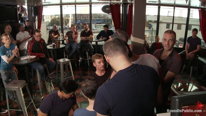 Bound in public: Svalový hřebec používá a šuká svého chlapce před nadrženým poledním davem.