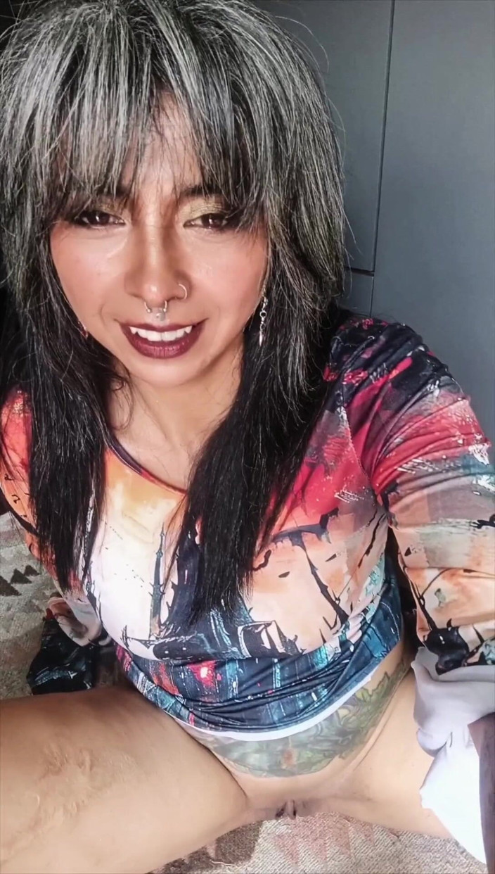 Casia Castro: एक हाथ में एक पेय और दूसरे हाथ में एक सिगार