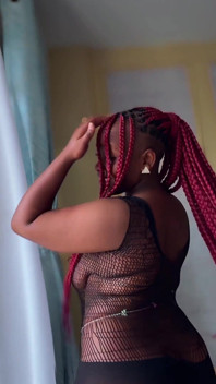 Velké bublící půlky saje a šuká velkého černého ptáka zezadu