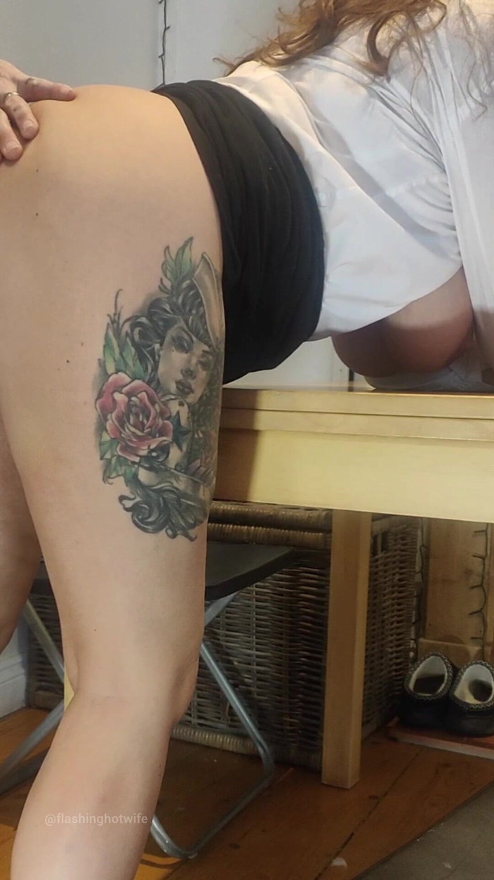 Roo Smith: Maggie si istri hot dicrot di dalam