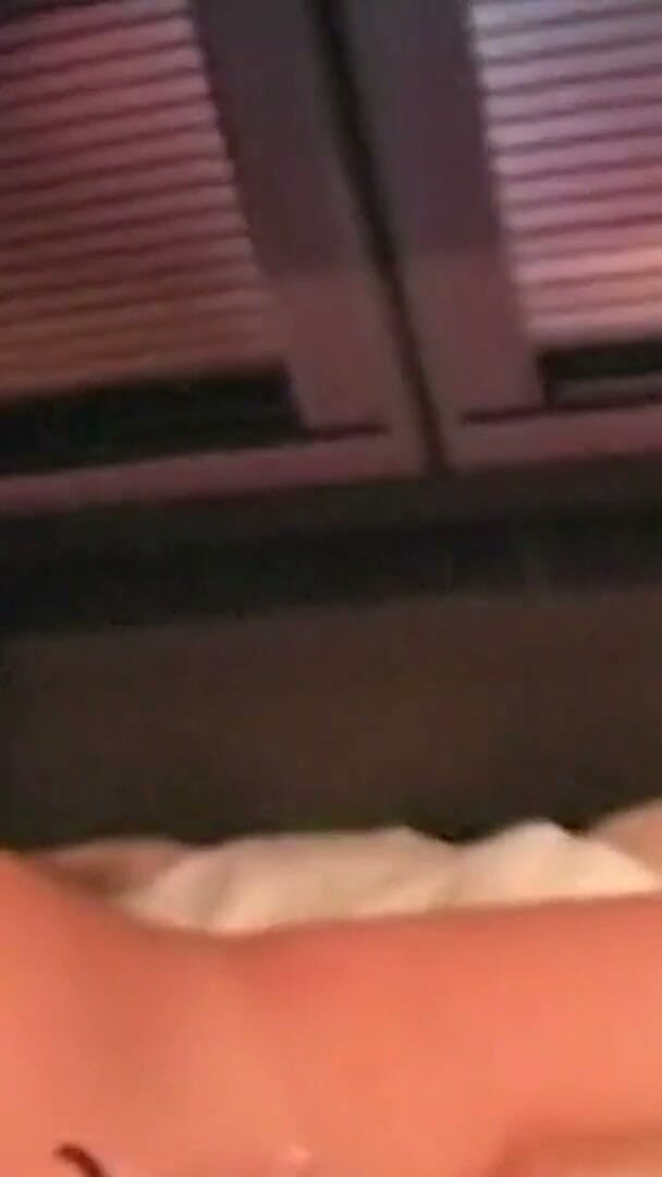 Huge Boobs MILF: 身材娇小的苗条金发布里安娜海滩甜蜜地在床上一起度过他们的一天。