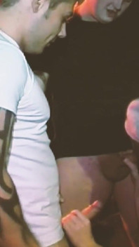 An orten ficken, szene-3_sexy brünette in dessous hat sex auf dem lagerkranz