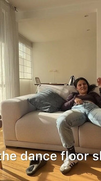 O întâlnire romantică lesbiană se încheie cu sex hardcore