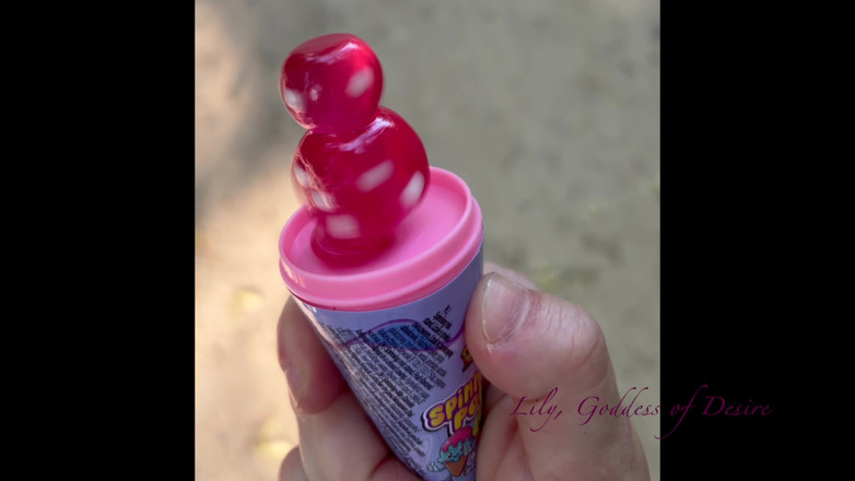 Lily, Goddess of Desire: Une fille innocente est assise dans le parc et mange...