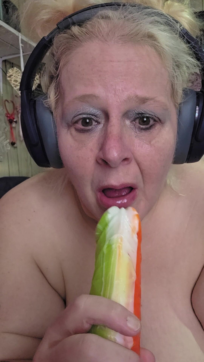 HerculesnVENUS: बड़ी पाइप वाली इस वेश्या के मुंह में गला घोंट रही है