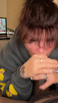 La nonna gamer succhia il tuo cazzo tra un round e l'altro! - Hollee Huntress spompina Te e te venire ovunque!