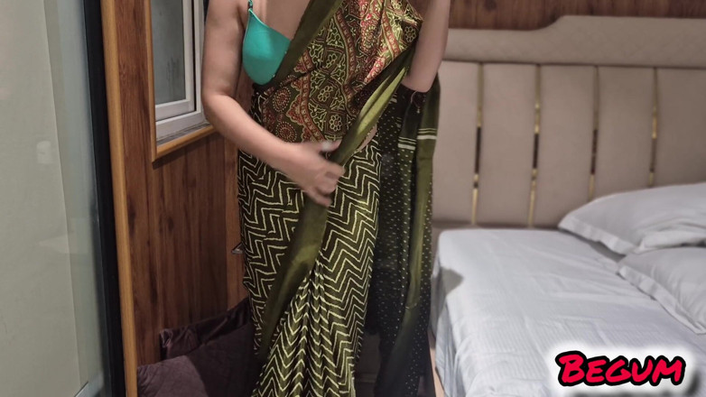 Rukshaar Begum: Hintli kadın kıyafetlerini sikerken arkadan sikiliyor