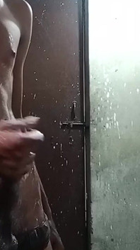 Massageando o pênis aplicando óleo e sabão