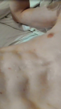 初めてイクので、お腹全体が精液まみれです