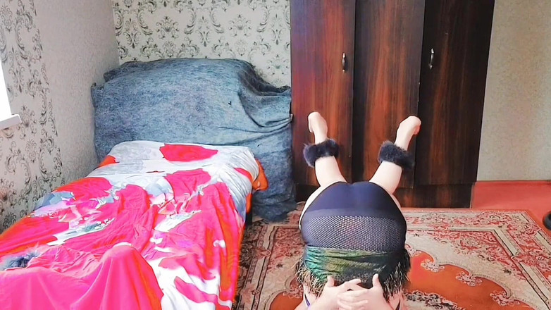 Kitty_Cross: シルキーなピンクのローブを着てコーヒーを楽しむ遊び心のあるフェムボーイ