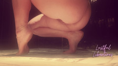 Lustful Libertines: Si seksi crouching pee