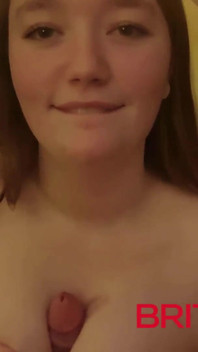 Britse 18-jarige natte pijpbeurt en tieten aftrekken