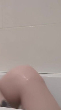 Kaki di kamar mandi gelembung