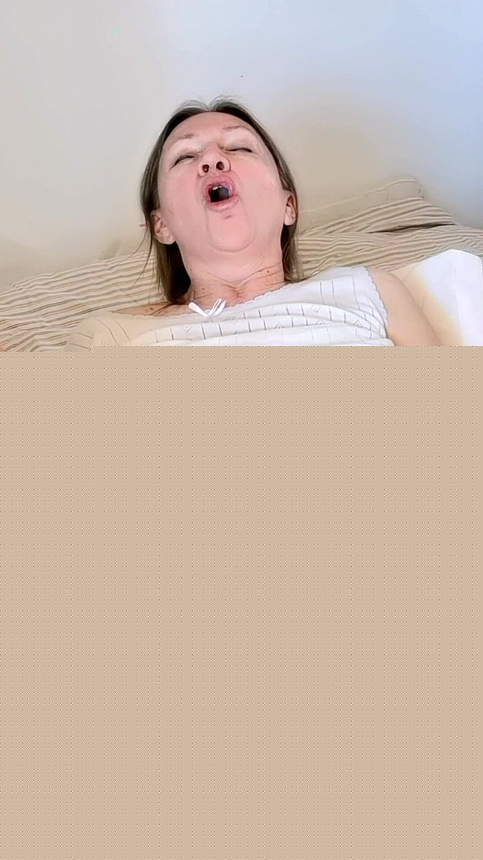 MariaOld: ¿Qué pasa cuando la abuela se despierta cachonda?