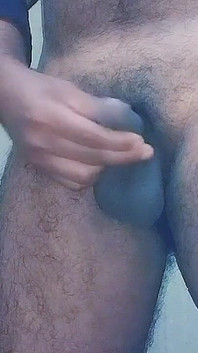 Le Pénis Est Devenu En Érection Le Matin, De Sorte Que L’éjaculation Est Prescrit Par Le Tapis.