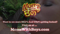 Moms With Boys: MILF bertetek besar Devon Lee dikongkek di luar
