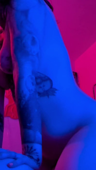 Zeița Queening orgasme explozive care stă pe față în timp ce îi călărește fața în extaz în 69