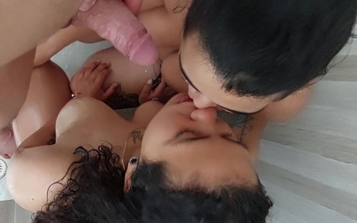 DiablaLatinaTour: Тройничок с двумя латинами в душе