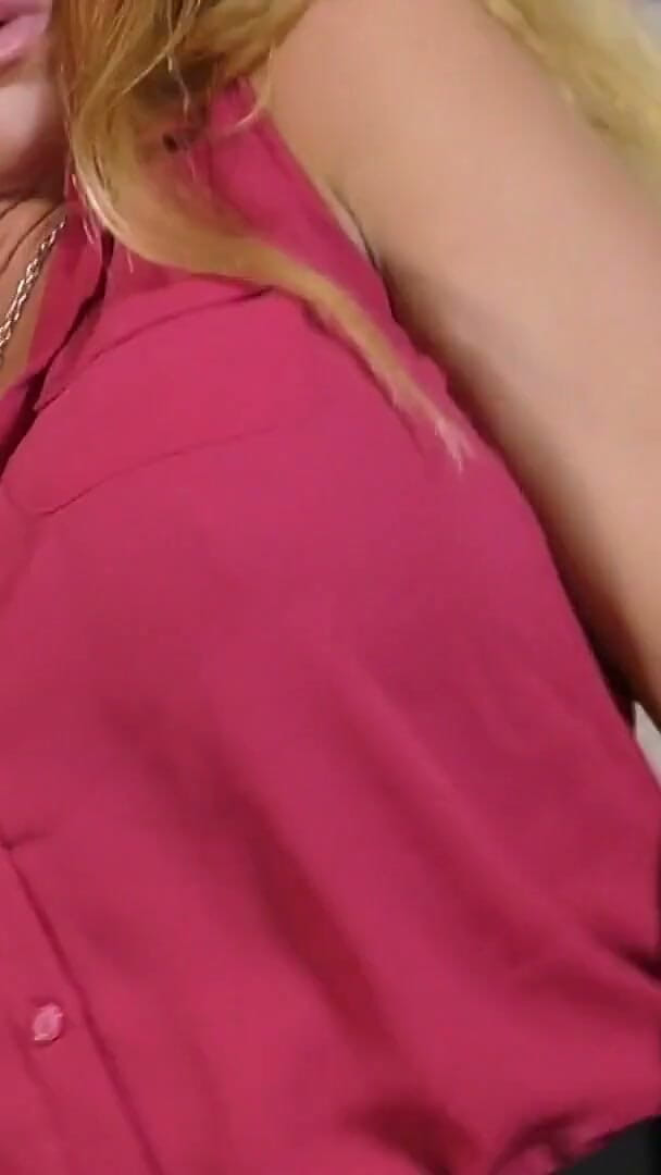 Mature NL: 饥渴的英国熟女faye rampton喜欢炫耀她的大胸部