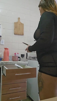 집에서 섹시한 옷을 입은 유부녀