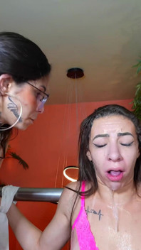 Trío de lesbianas tragando saliva - traga litros de la mejor saliva