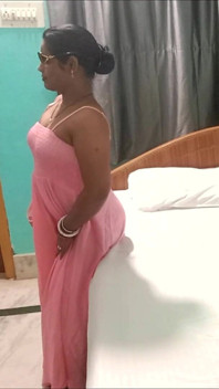 Sudipa, modèle innocente, chevauche une grosse bite et se fait baiser en levrette par le réalisateur Srikant