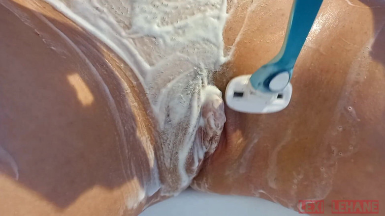 Lexi Lehane: Shaving my pussy with big clit for you