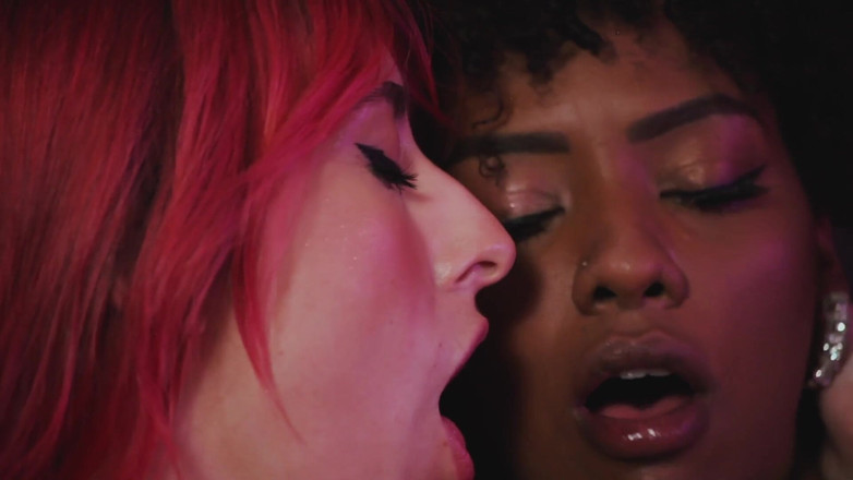 Quente club: Porn Stars Compete for the Final Prize