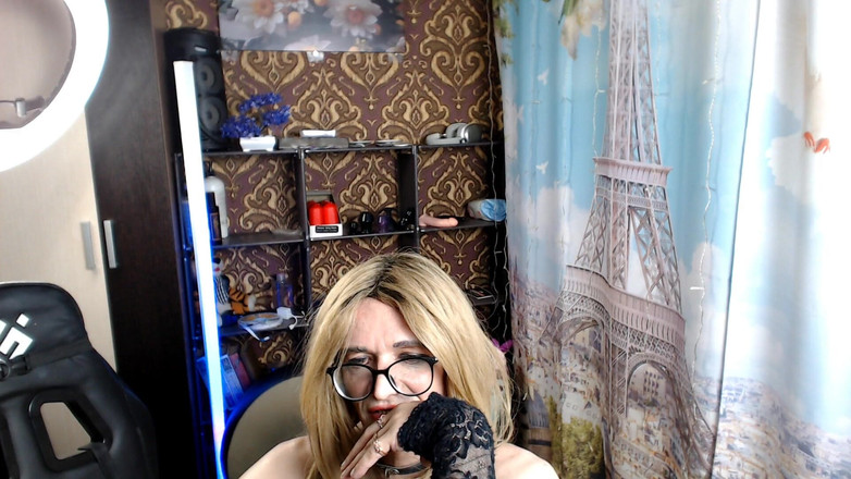 violet_bisex: Le Travesti Masturbe Son Petit Pénis Sans Érection.