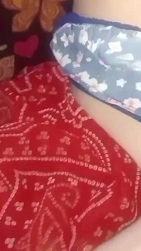 Echte stiefzus en stiefbroer maken een seksuele relatie achter hun ouders om middernacht