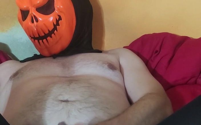 Couple_BBW: Hombre en máscara de Halloween y medias de nylon complaciéndose ...