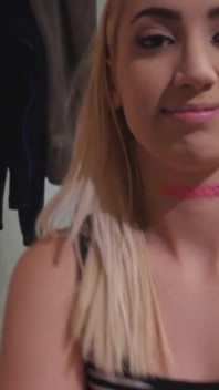 Blondes teen lutscht den großen schwanz ihres stiefbruers
