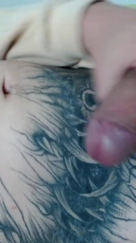 Jovem tatuado se masturba até gozar