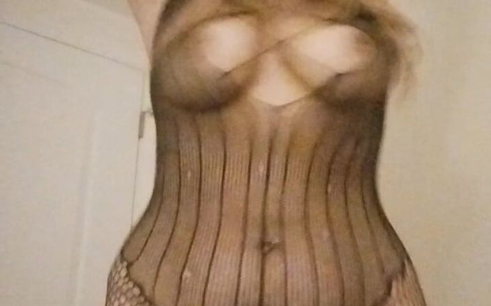 Rashida: Cewek nakal dengan kostum body suit lagi asik joget