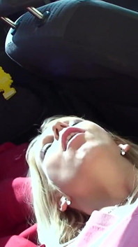 Je baise cette salope blonde incroyable et sexy qui taille une pipe aux seins naturels dans la nature où elle peut nous voir