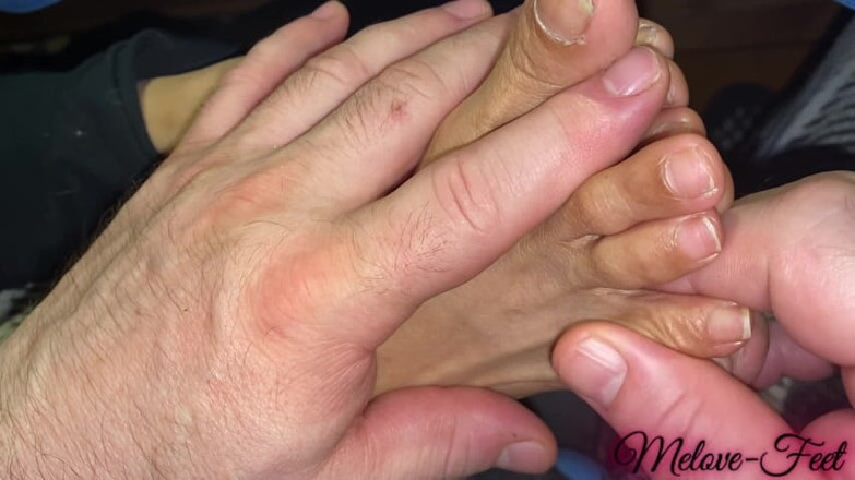 Naelor: Ces petits pieds sexy aux longs orteils se font masser à...