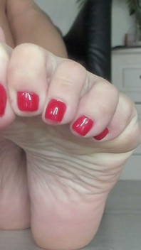 Close Toea and Red Toenails