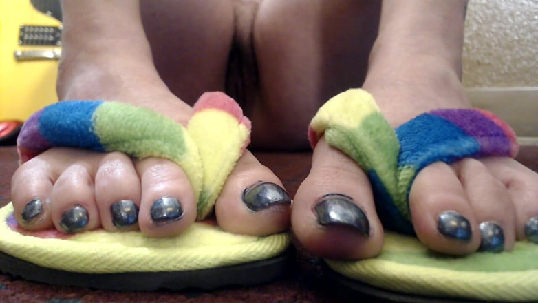 Abby Anna: Closeup toe wiggling flip flops nude