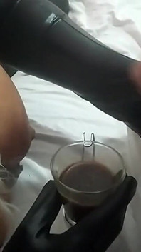 Une MILF noire a besoin de crème dans son café