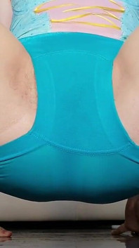 Fata blu: bagnando mini pantaloncini blu con il cespuglio di figa pelosa