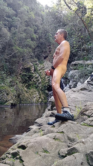 Hunggaystudza: ハイキングでプールで裸になり、大きな負荷を発射しました