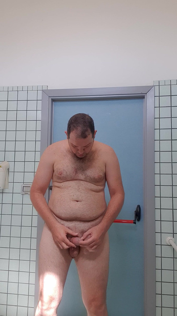 Mirko2589: 공중화장실에서 누드 소년