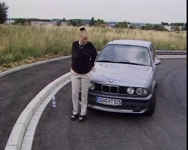 BB Video - Old School: Немецкая милфа писает на блондинку