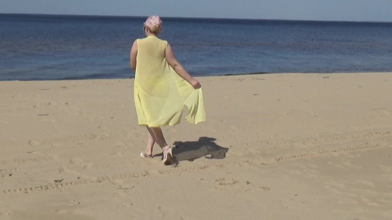 RedRoseRus: Soczysta kobieta spaceruje nago po plaży