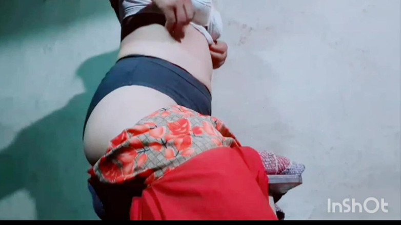 TricolorMusic3: Medan hon pressar brösten över kläderna blir hon gradvis mycket upphetsad...