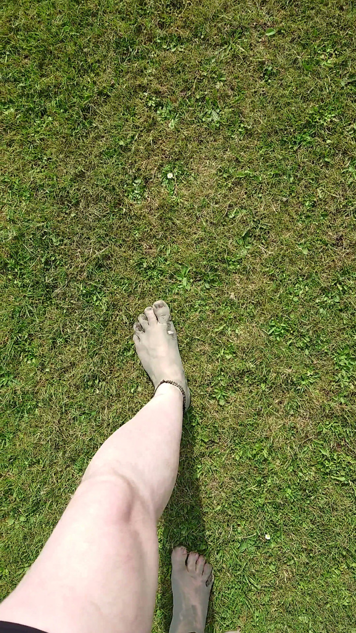 Footfetish: Beach Walk with Dirty Feet